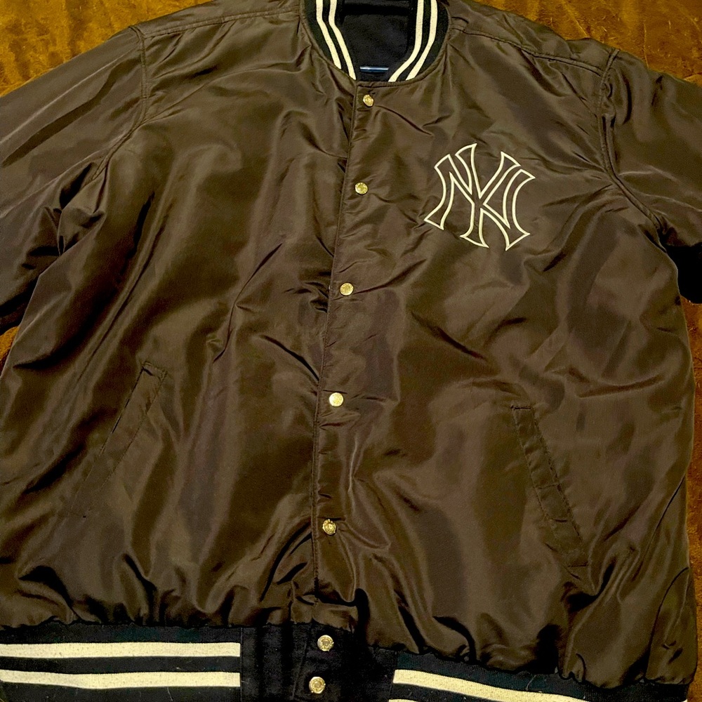 Yankees reversible jacket 3xl. Wool and faux leather one side. Nylon other side